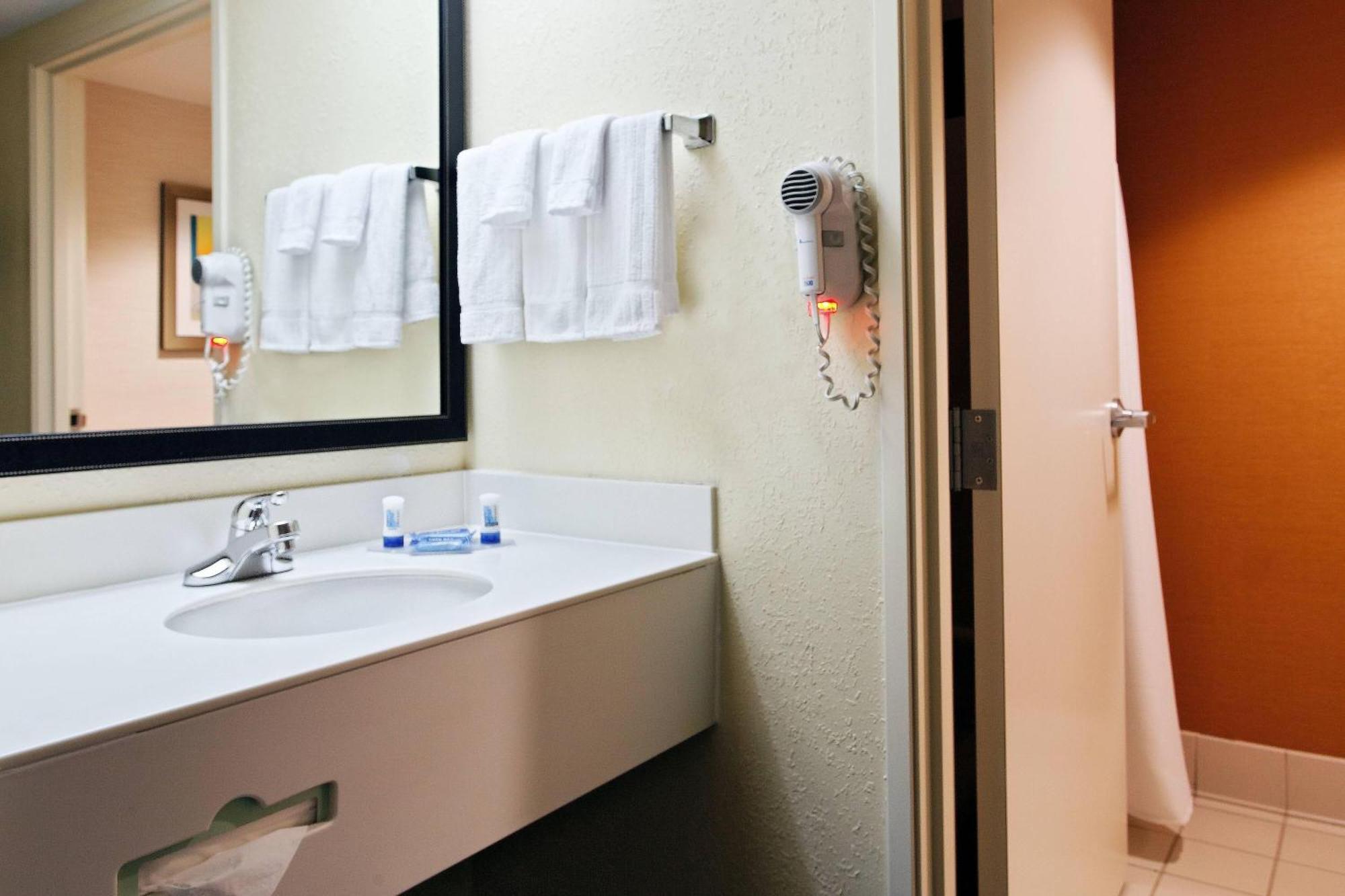 Fairfield Inn & Suites Charlotte Arrowood Kültér fotó